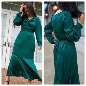 NWT Andree by Unit Long Sleeve Emerald Green Satin Elegant Maxi Dress